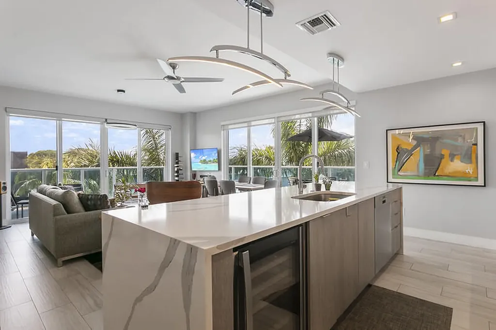 1 S Palmway Lake Worth Beach FL 33460