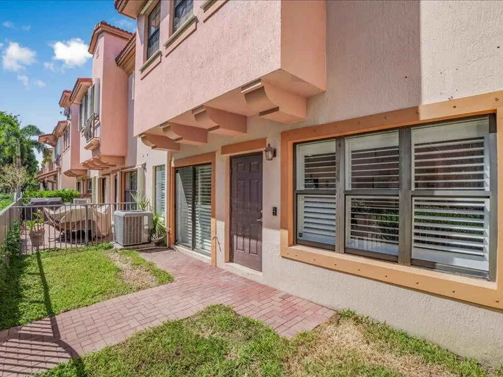 4712 Grand Cypress Circle N Coconut Creek FL 33073