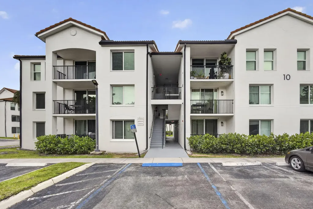 1002 Villa Circle Boynton Beach FL 33435