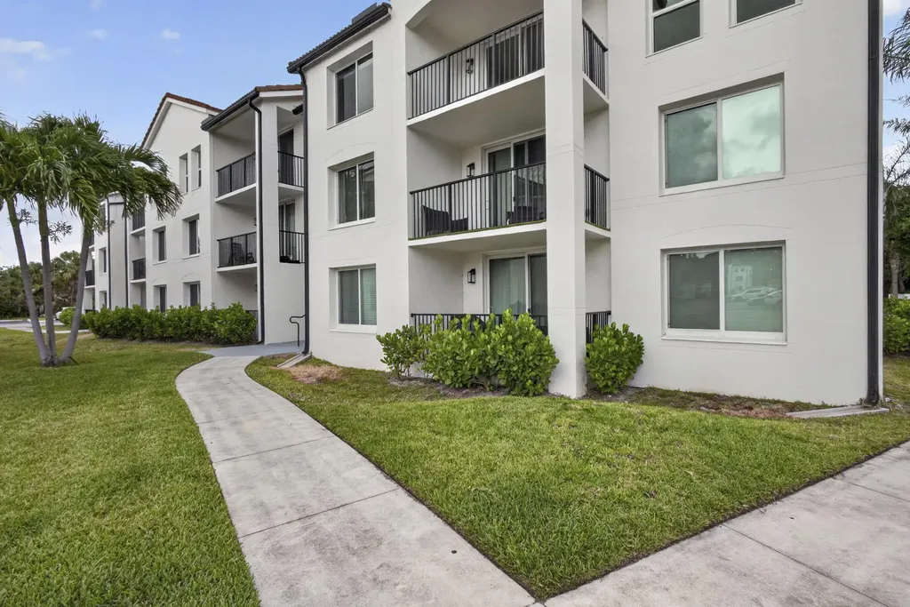 1002 Villa Circle Boynton Beach FL 33435