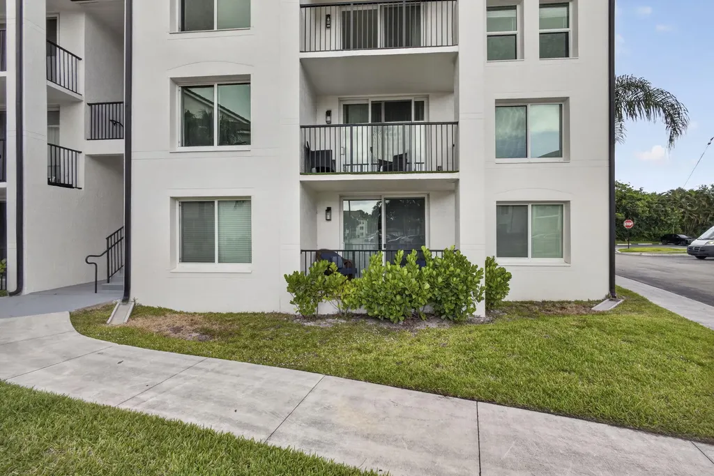 1002 Villa Circle Boynton Beach FL 33435