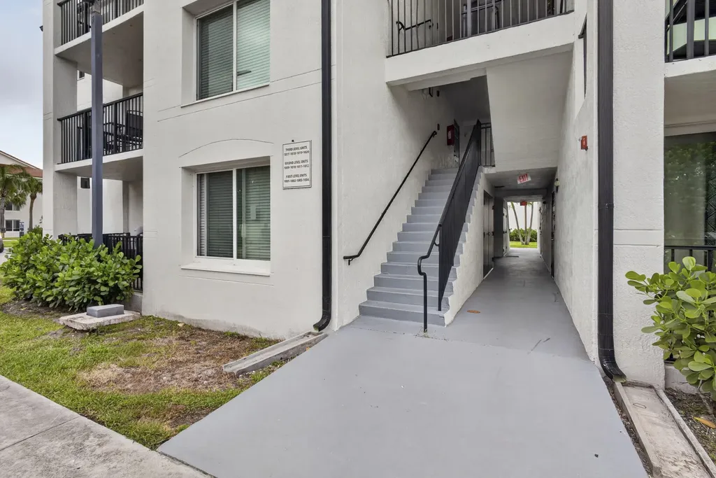 1002 Villa Circle Boynton Beach FL 33435