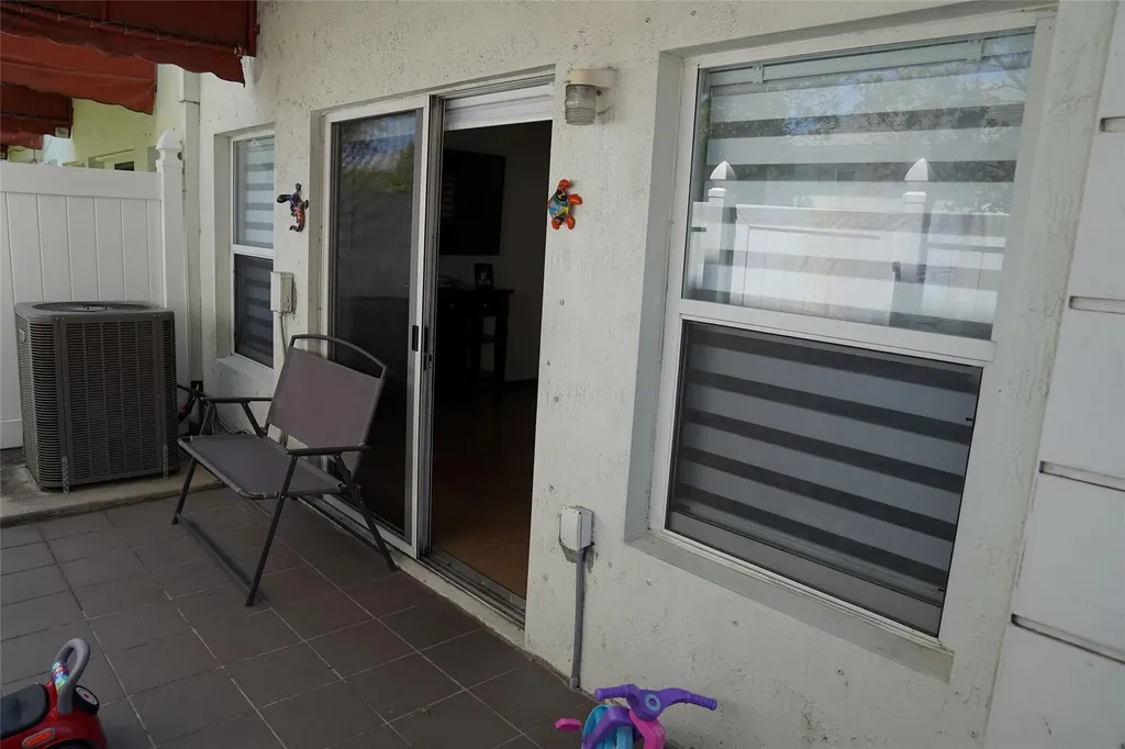 3024 NW 30th Way Oakland Park FL 33311