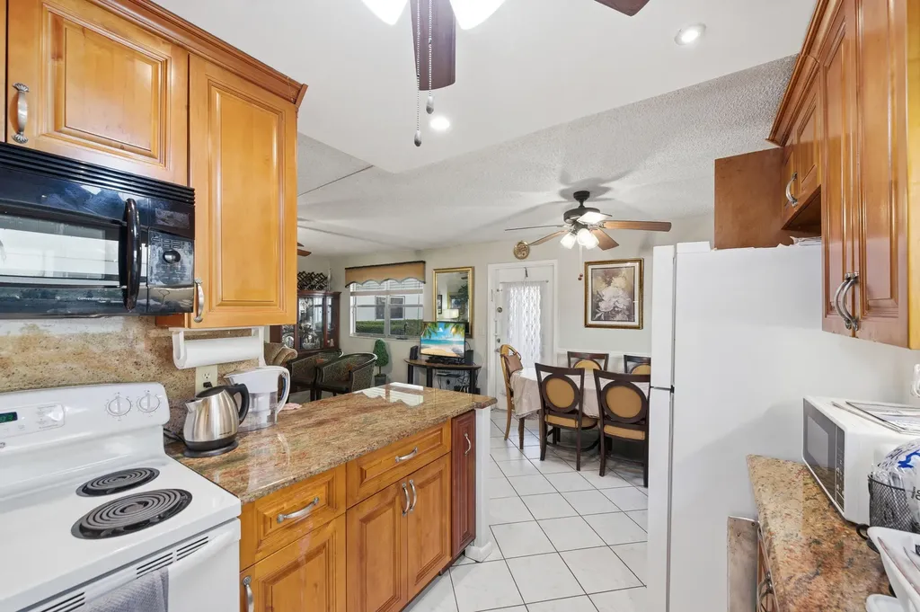 52 Saxony B Delray Beach FL 33446