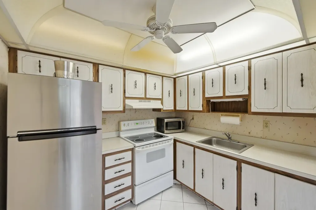 519 Burgundy K Delray Beach FL 33484