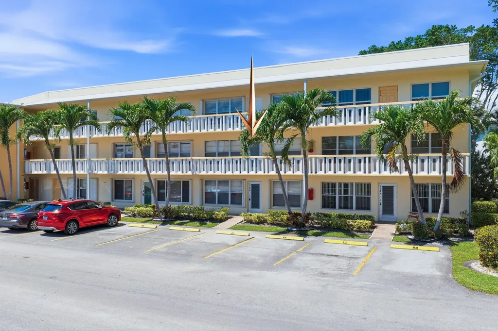 213 Wellington E West Palm Beach FL 33417
