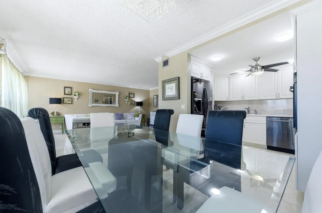 213 Wellington E West Palm Beach FL 33417