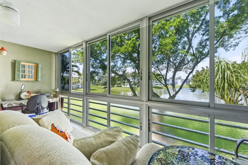 213 Wellington E West Palm Beach FL 33417