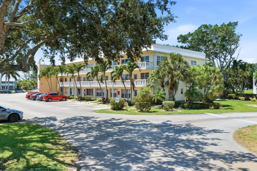 213 Wellington E West Palm Beach FL 33417
