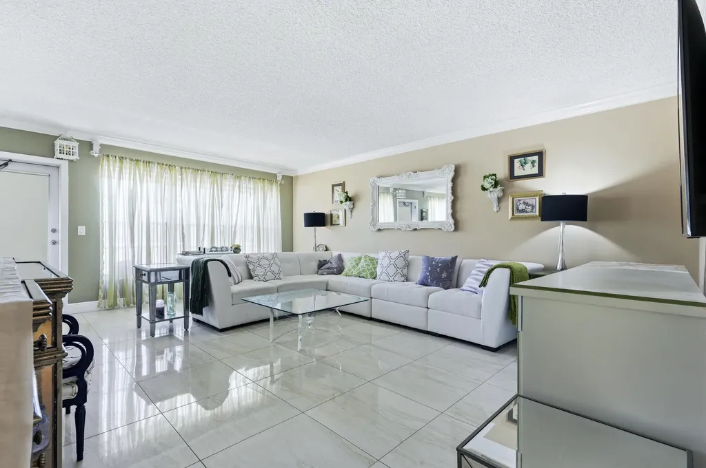 213 Wellington E West Palm Beach FL 33417