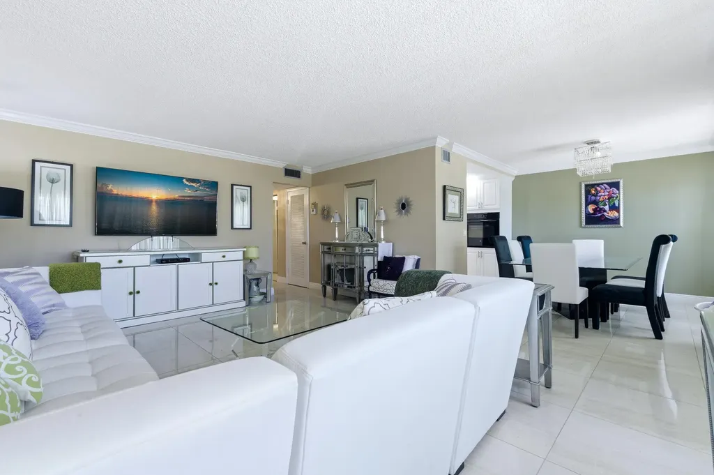 213 Wellington E West Palm Beach FL 33417