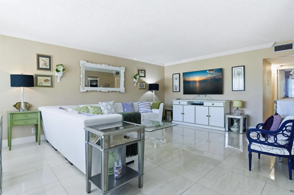 213 Wellington E West Palm Beach FL 33417