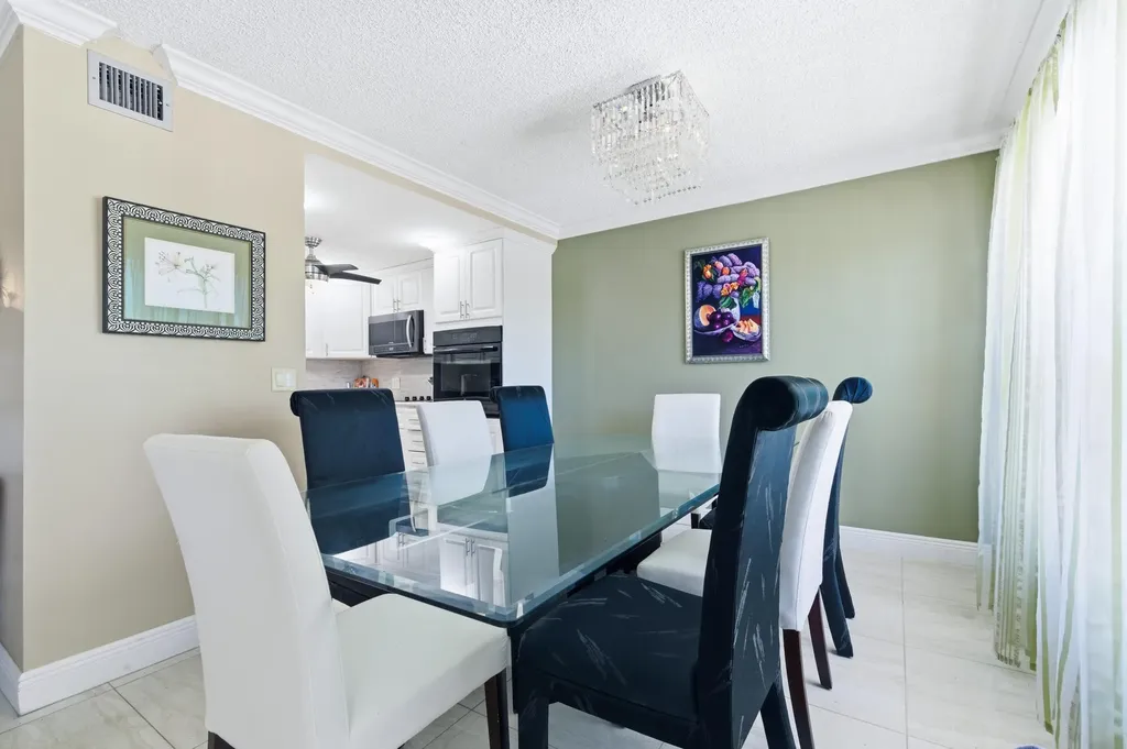 213 Wellington E West Palm Beach FL 33417