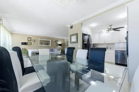 213 Wellington E West Palm Beach FL 33417