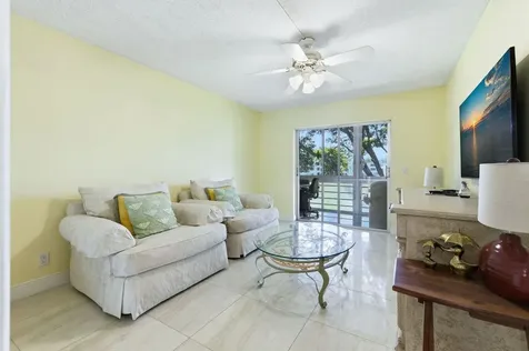 213 Wellington E West Palm Beach FL 33417