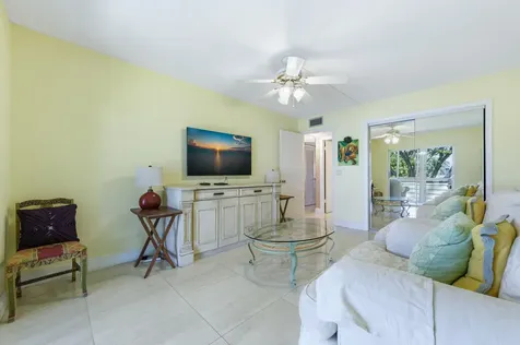 213 Wellington E West Palm Beach FL 33417