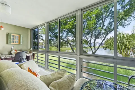 213 Wellington E West Palm Beach FL 33417
