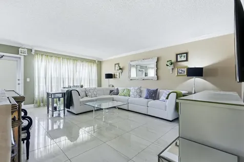 213 Wellington E West Palm Beach FL 33417