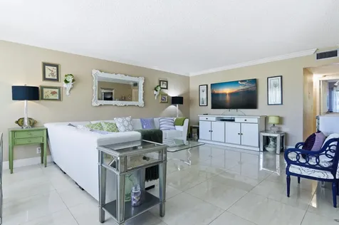 213 Wellington E West Palm Beach FL 33417