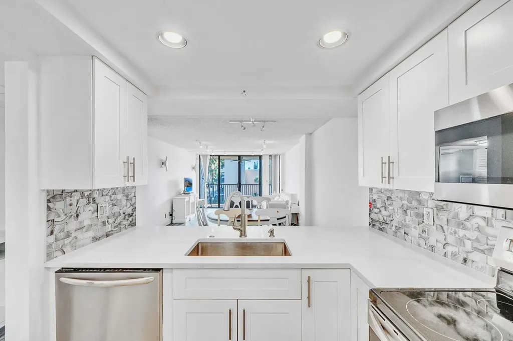 17 Royal Palm Way Boca Raton FL 33432