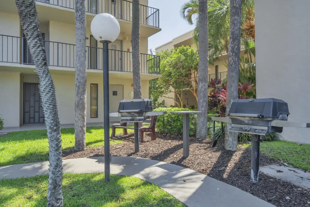17 Royal Palm Way Boca Raton FL 33432