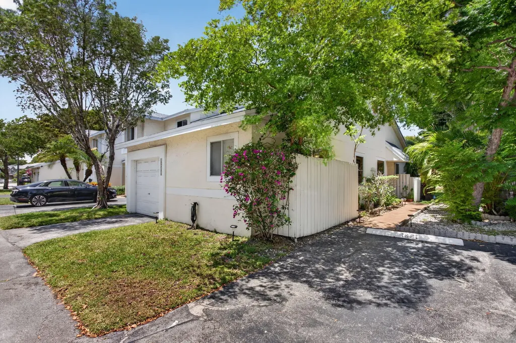 1921 Discovery Circle E Deerfield Beach FL 33442