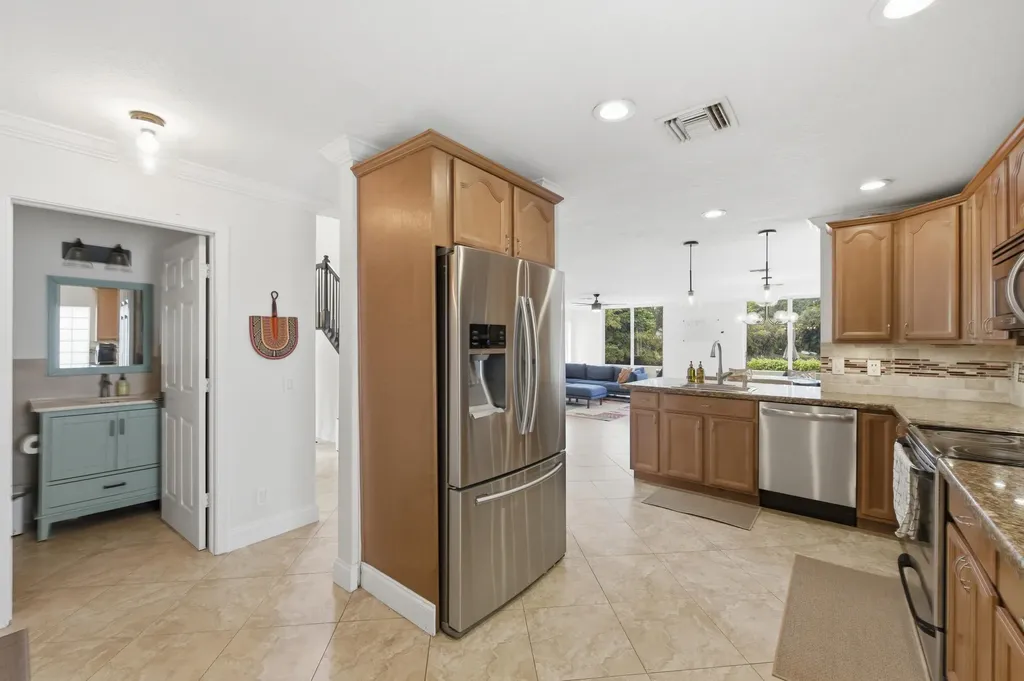 9768 NW 1st Manor Coral Springs FL 33071