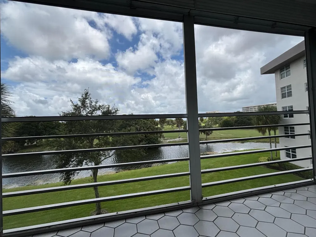 555 Oaks Lane Pompano Beach FL 33069