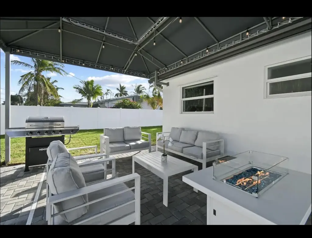 5040 NE 22nd Avenue Lighthouse Point FL 33064