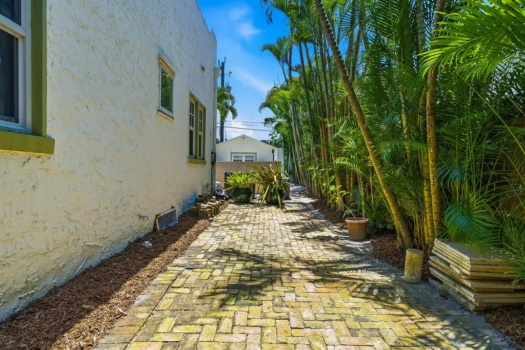 810 Avon Road West Palm Beach FL 33401