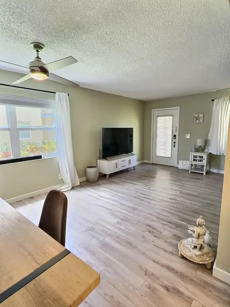 199 Burgundy E Delray Beach FL 33484