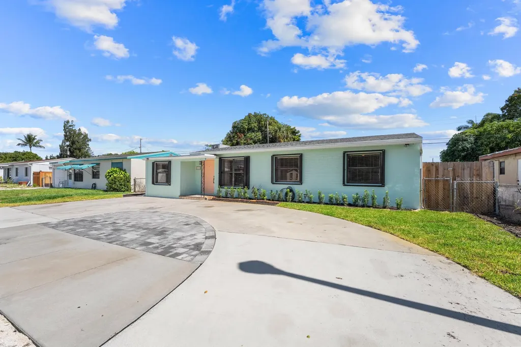 2105 Wellington Road West Palm Beach FL 33409