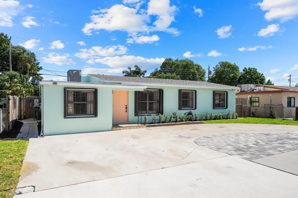 2105 Wellington Road West Palm Beach FL 33409