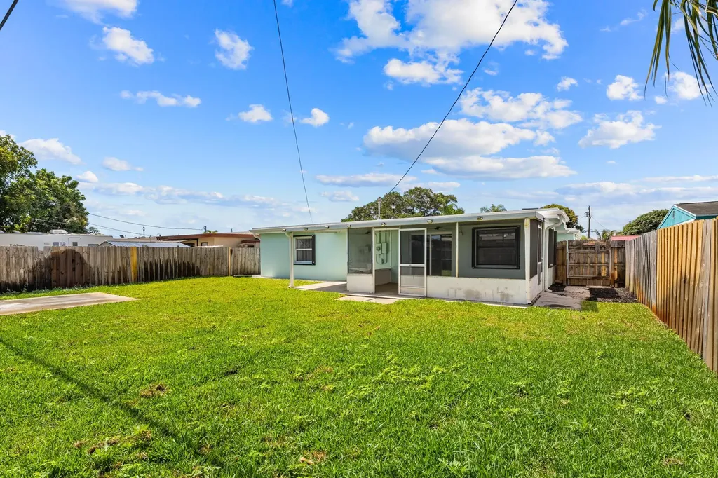 2105 Wellington Road West Palm Beach FL 33409