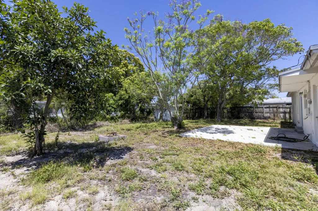 261 NE 42nd Street Deerfield Beach FL 33064