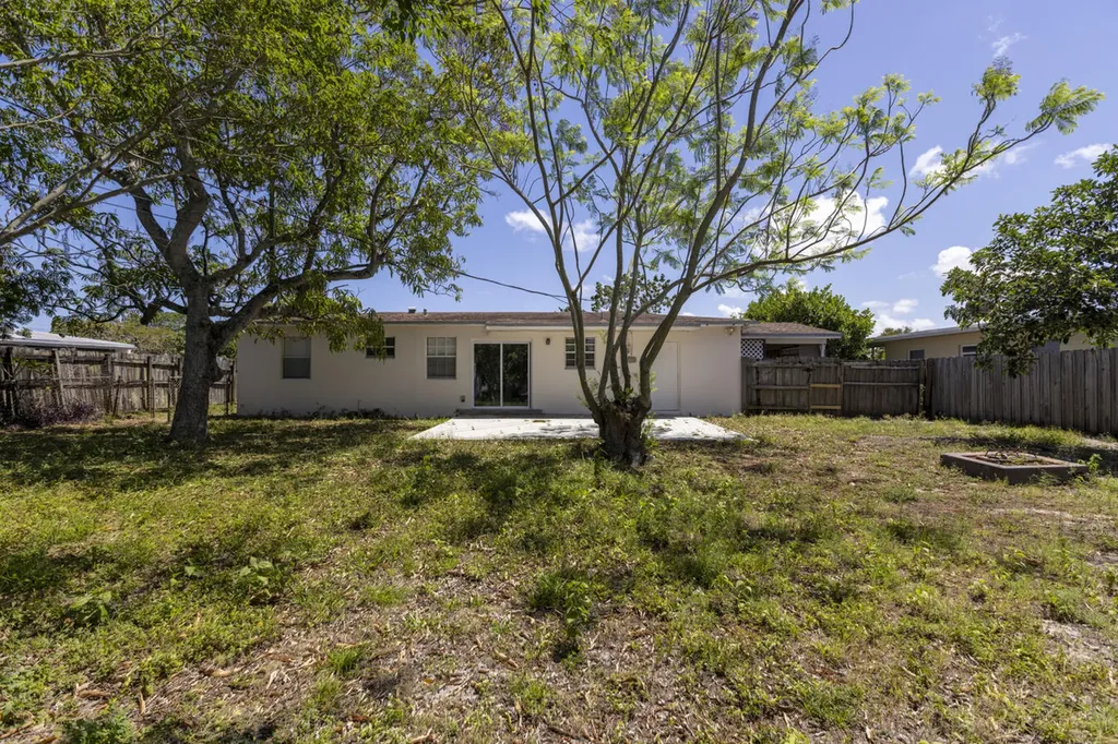 261 NE 42nd Street Deerfield Beach FL 33064