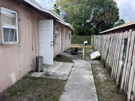 633 W 9th Street Riviera Beach FL 33404