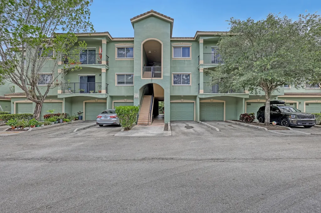 340 Crestwood Circle Royal Palm Beach FL 33411