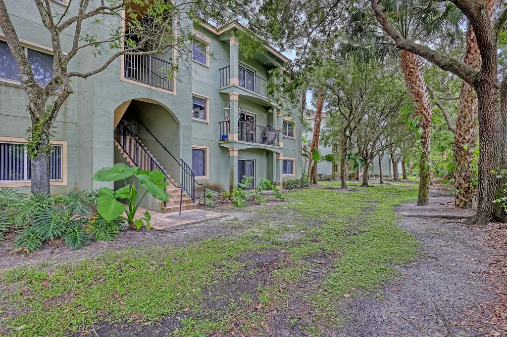 340 Crestwood Circle Royal Palm Beach FL 33411