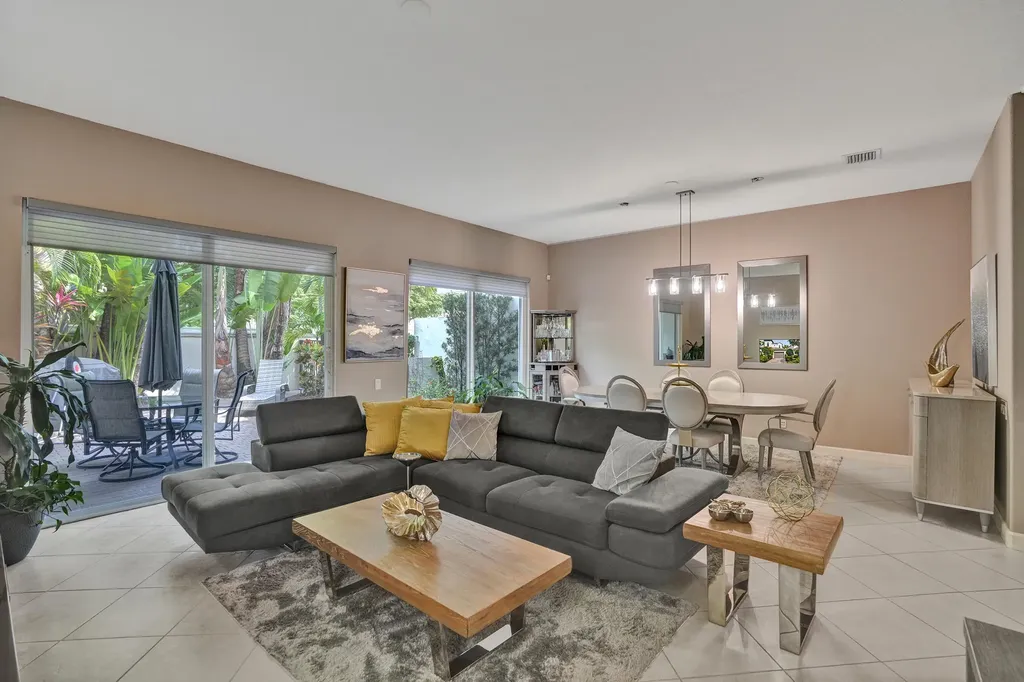 824 Spinnaker Drive E Hollywood FL 33019