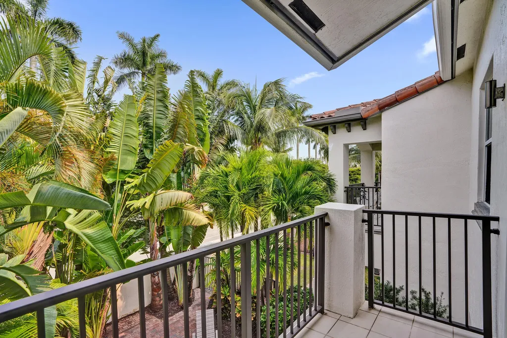 824 Spinnaker Drive E Hollywood FL 33019