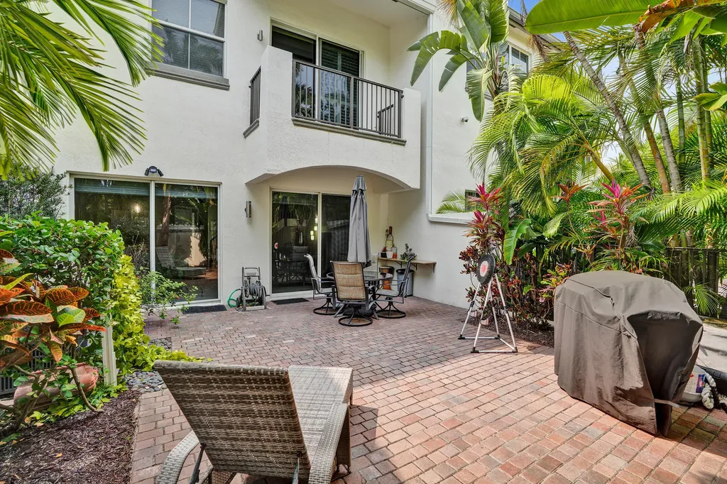 824 Spinnaker Drive E Hollywood FL 33019