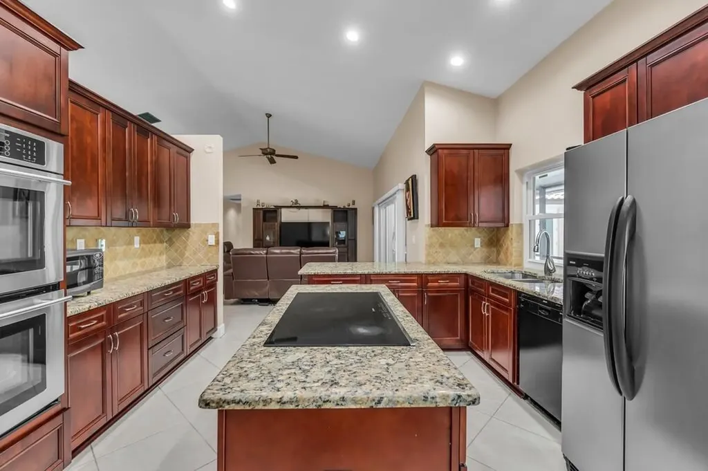 895 NW 110th Lane Coral Springs FL 33071