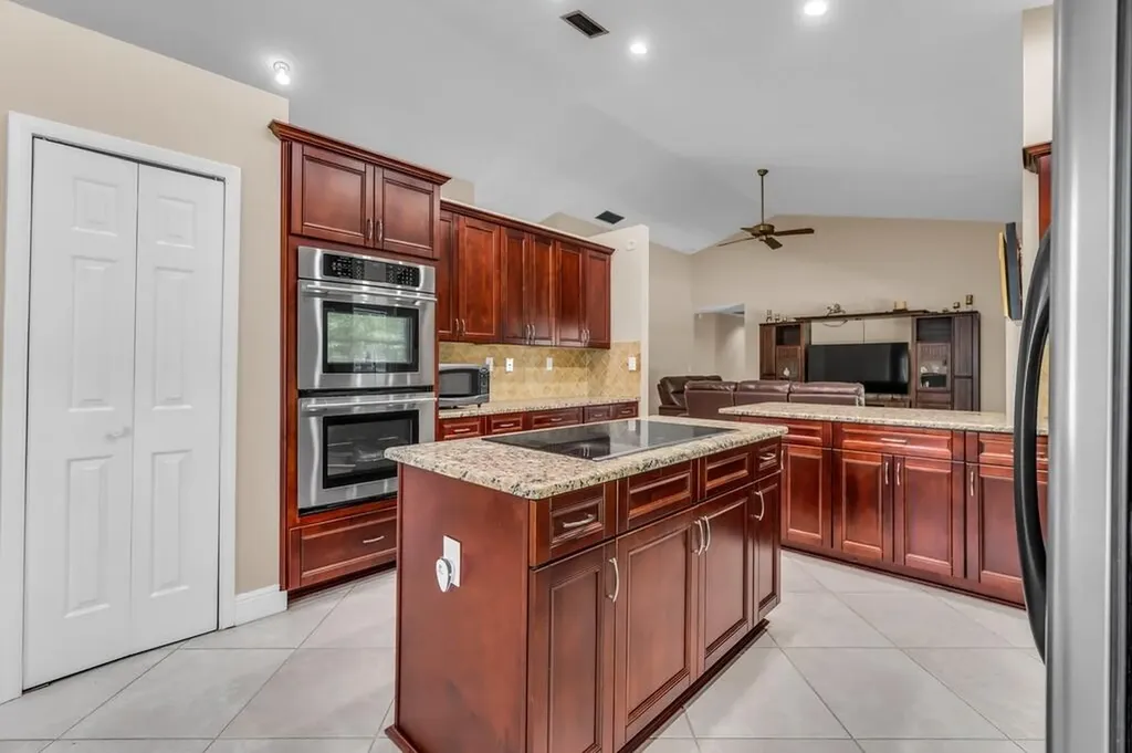 895 NW 110th Lane Coral Springs FL 33071