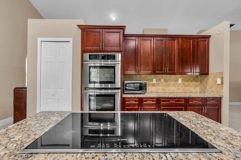 895 NW 110th Lane Coral Springs FL 33071
