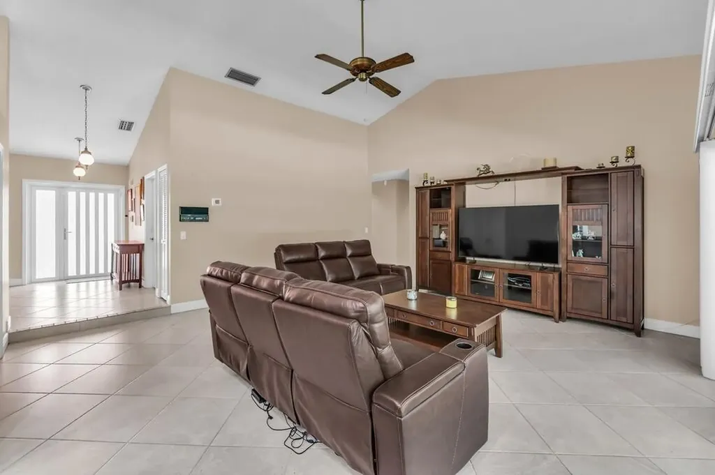 895 NW 110th Lane Coral Springs FL 33071