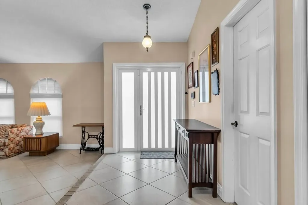 895 NW 110th Lane Coral Springs FL 33071