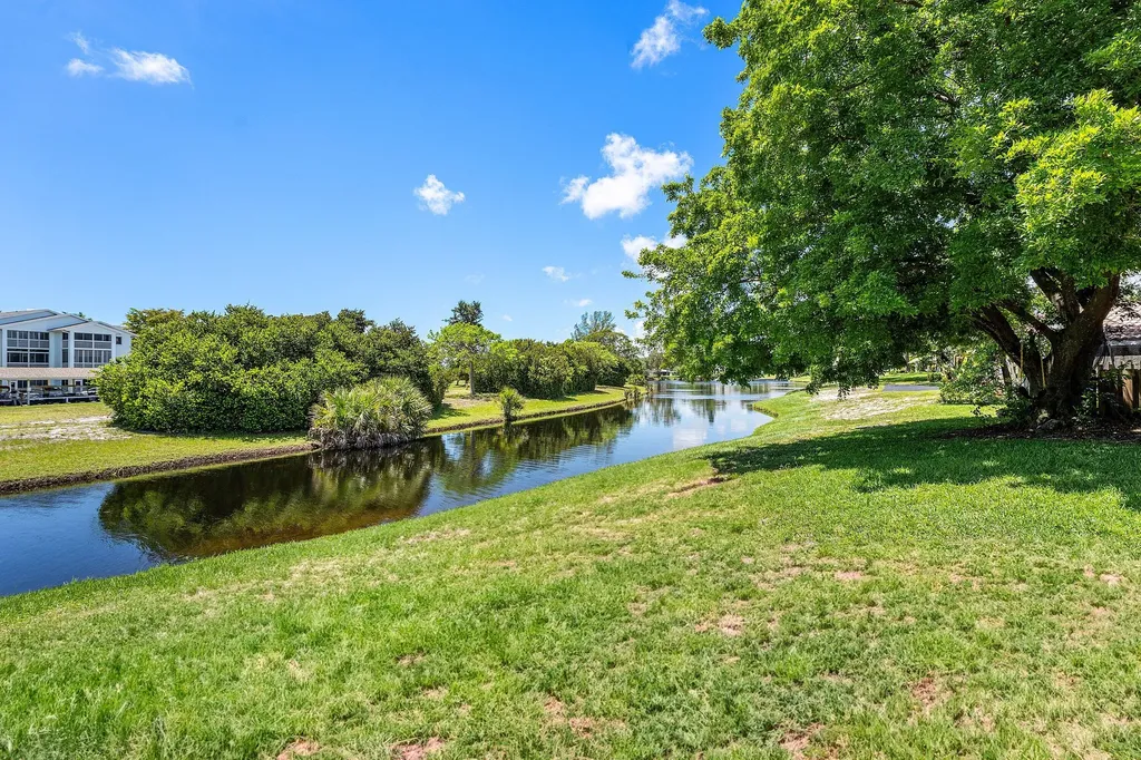 2810 Sand Pines Court Lake Worth FL 33462
