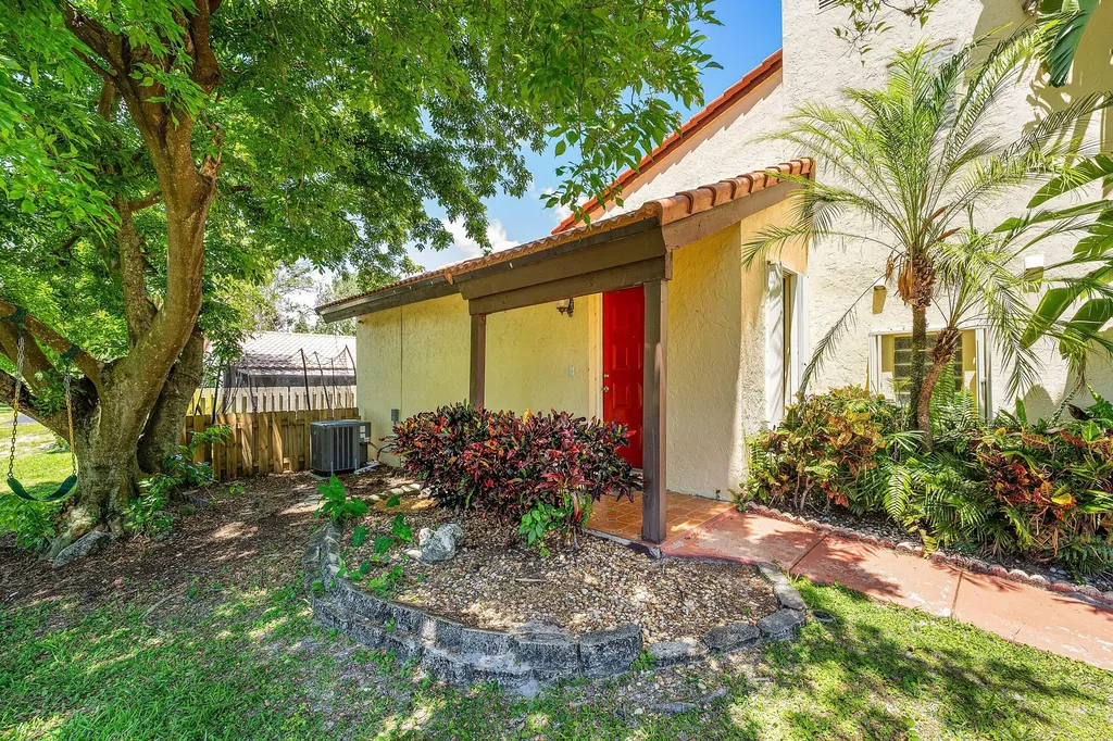 2810 Sand Pines Court Lake Worth FL 33462
