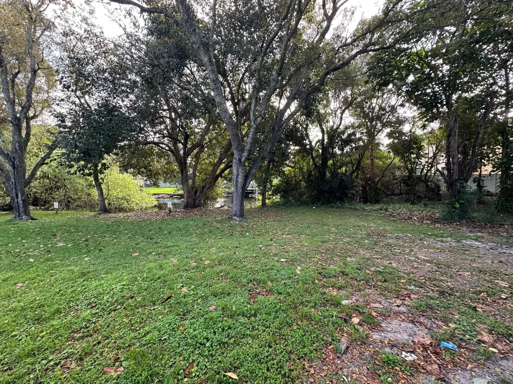 3662 Davis Road Palm Springs FL 33461